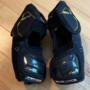 Bauer M5 Pro - Junior Elbow Pads - Size Medium
W/ Curv Composite